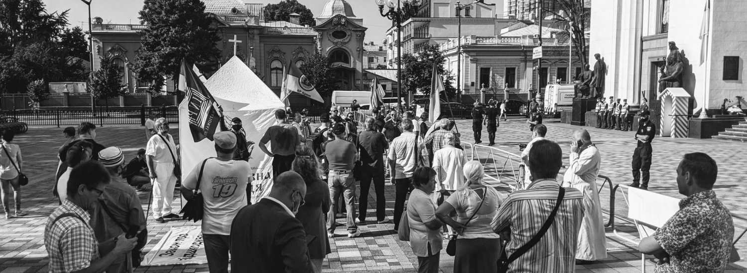 У центрі Києва поліція поцупила труну з-під носа мітингувальників ﻿