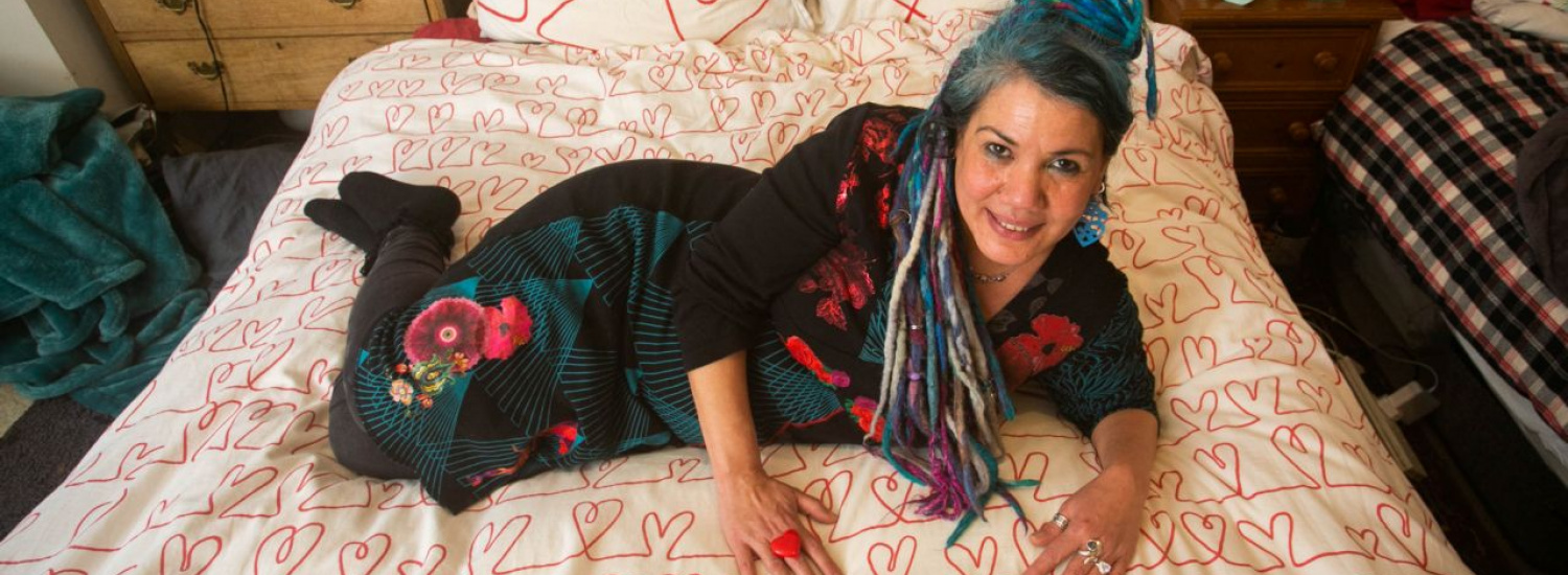 ﻿Заміж за ковдру: британська художниця завела роман з постільною приналежністю