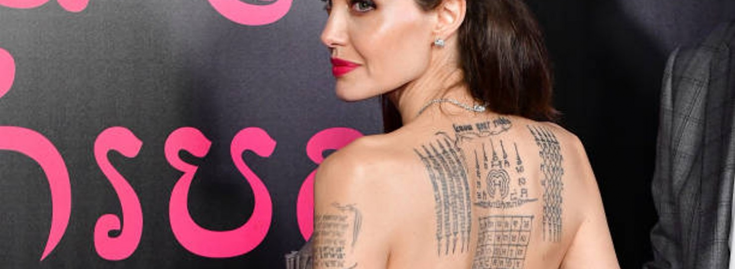 ﻿Анджеліна Джолі показала свої татуювання у білій сорочці (ФОТО)