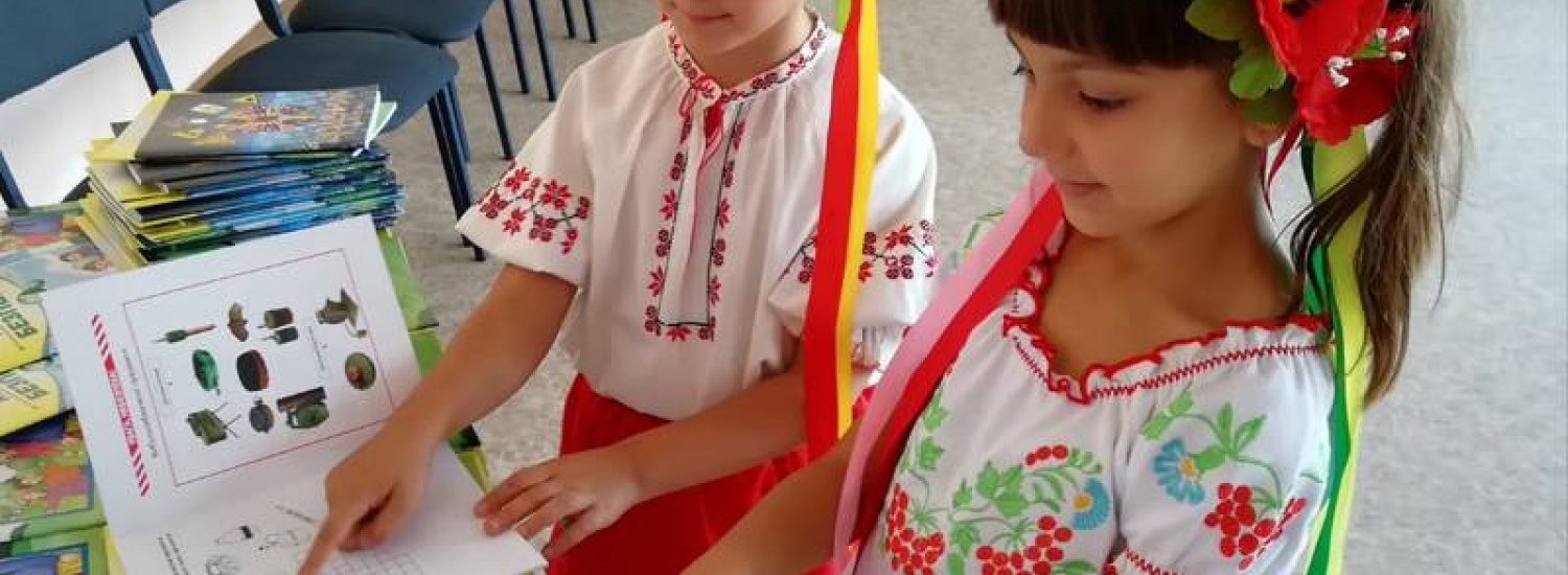 На Донбасі діти отримали щоденники та розмальовки щодо безпечної поведінки