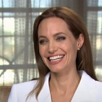 Анджеліна Джолі показала сміливий образ у костюмі з глибоким декольте (фото)