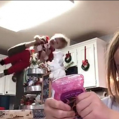 Батьки такі батькі: американець зіпсував донці відео, станцювавши на задньому плані