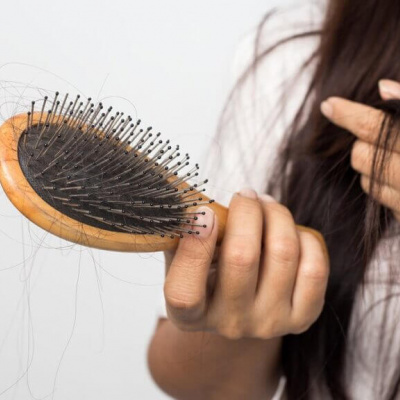 Лікарі розповіли, чому може випадати волосся