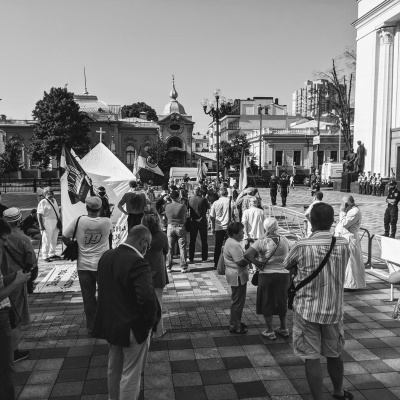 У центрі Києва поліція поцупила труну з-під носа мітингувальників ﻿