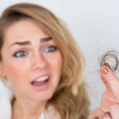 Чому жінки втрачають багато волосся: думка експертів