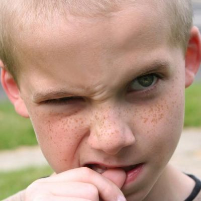 Досі забороняєте дитині гризти нігті, а дарма: медики пояснили чому