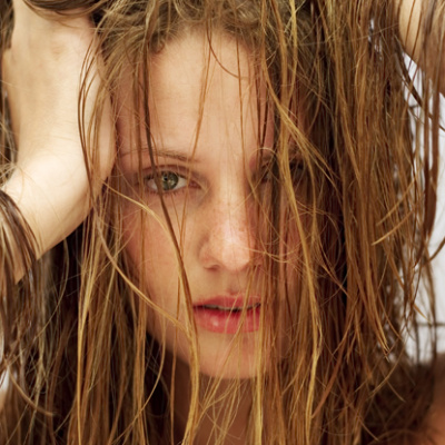 Турбує жирне волосся: ось причини, чому ваше волосся так швидко жирніє