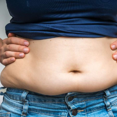 Лікар назвав звичку, що веде до зростання жиру на животі