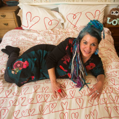 Заміж за ковдру: британська художниця завела роман з постільною приналежністю