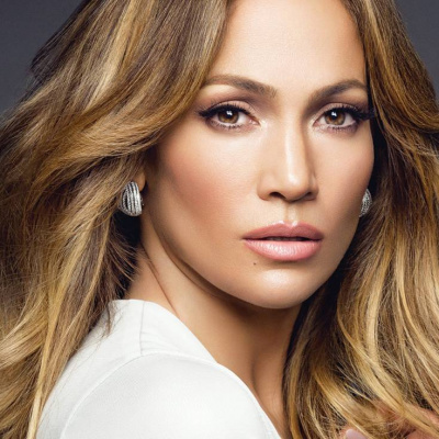 Дженніфер Лопес здивувала апетитними формами, позуючи на бампері авто (ФОТО)