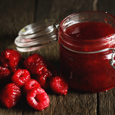 Лікарі розповіли, чому гарячий чай та малинове варення поняття несумісні