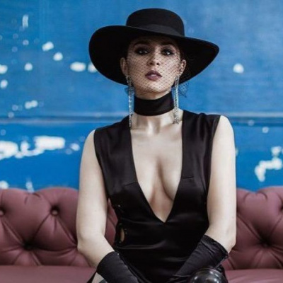 Оголена краса: скандальна українська співачка позувала майже гола у пустелі (ФОТО)