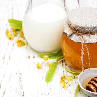 Мед і молоко: медики розповіли про чудодійний вплив на організм