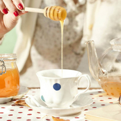Досі додаєте мед до чаю, сподіваючись на його цілющі властивості, а дарма: лікар розповів чому