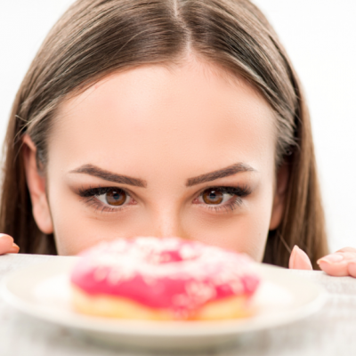 Не контролюєте себе під час їжі: експерт розповіла як менше їсти та позбавитись відчуття голоду