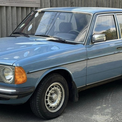 У Києві, в одному з гаражів, знайшли чудово збережений Mercedes-Benz W123 1982 року: фото