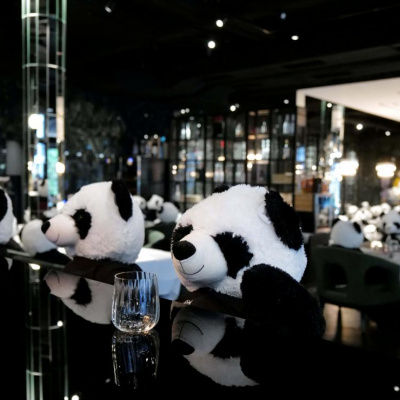 Один із ресторанів Франкфурта заполонили сотні мімімішних панд (ВІДЕО)