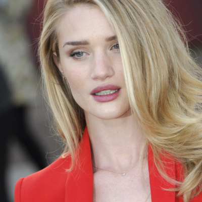 Розі Хантінгтон-Уайтлі поділилася ідеєю свіжого зимового макіяжу (ФОТО)