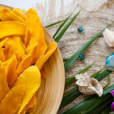 В Австралії дівчина пошила незвичайне плаття, на яке витратила 5 кілограмів манго (ФОТО)