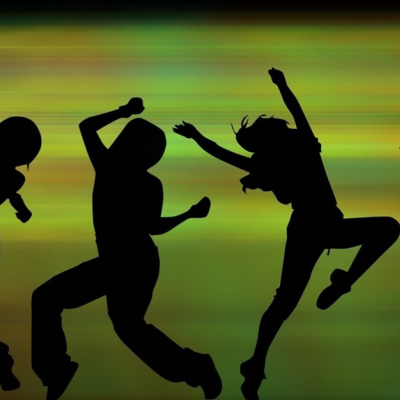 Нащо нудьгувати: охоронець в робочий час розважається танцями (ВІДЕО)