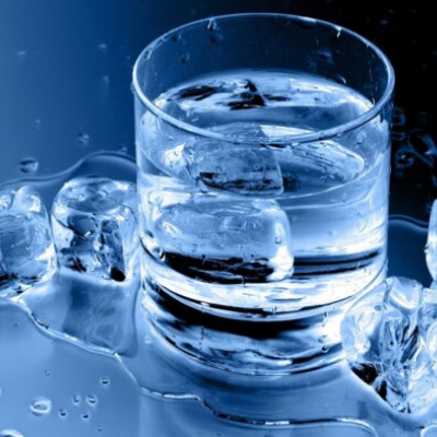 Дієтологи розповіли як холодна вода впливає на вашу вагу