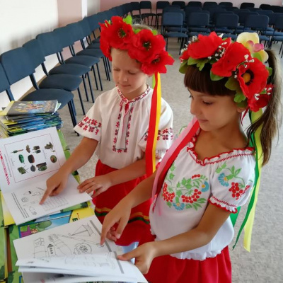 На Донбасі діти отримали щоденники та розмальовки щодо безпечної поведінки