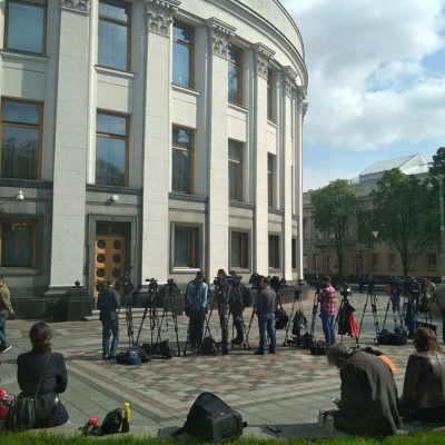 Зеленський хоче провести інавгурацію 19 травня — у неділю