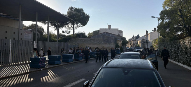 Confiné par le blocus : quand le lycée bascule à distance au rythme des mortiers d'artifice