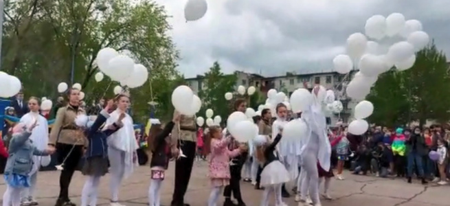 У Рубіжному з нагоди Дня Перемоги в небо запустили «білих лебедів» (ВІДЕО)