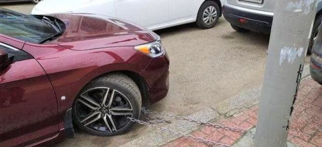 Безпека по-українськи: у столиці водій пристебнув власне авто до стовпа