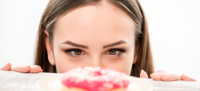 ﻿Не контролюєте себе під час їжі: експерт розповіла як менше їсти та позбавитись відчуття голоду