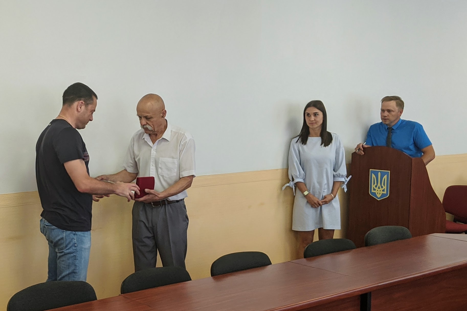 Макар нагороджує мера міста